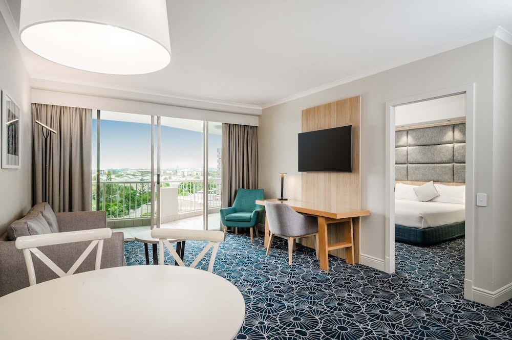 Suite, 1 King Bed - Photo 2