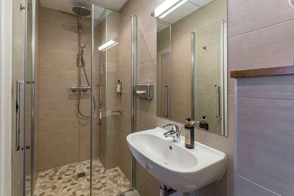Comfort Room, Multiple Beds, Non Smoking, Bathtub - Photo 5