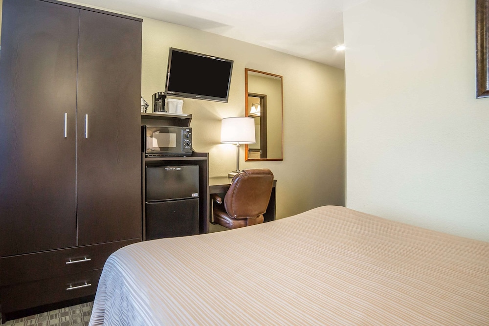 Standard Room, 1 Queen Bed, Non Smoking - Photo 5