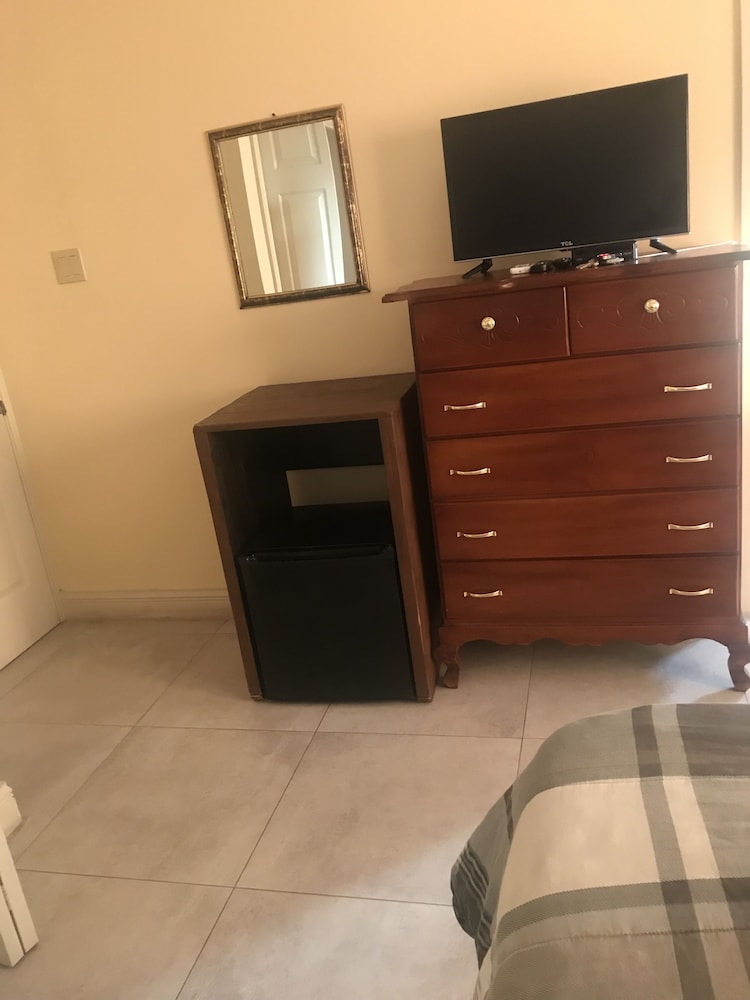 Economy Room, 1 Queen Bed, Pool Access, City View photo 3
