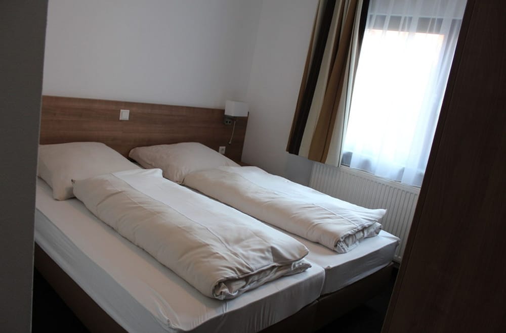 Basic Double or Twin Room - Photo 1