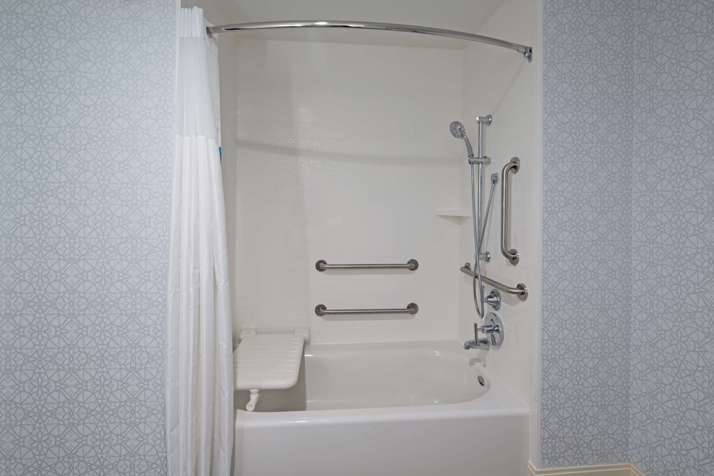 Room, 2 Queen Beds, Accessible, Bathtub (Hearing)