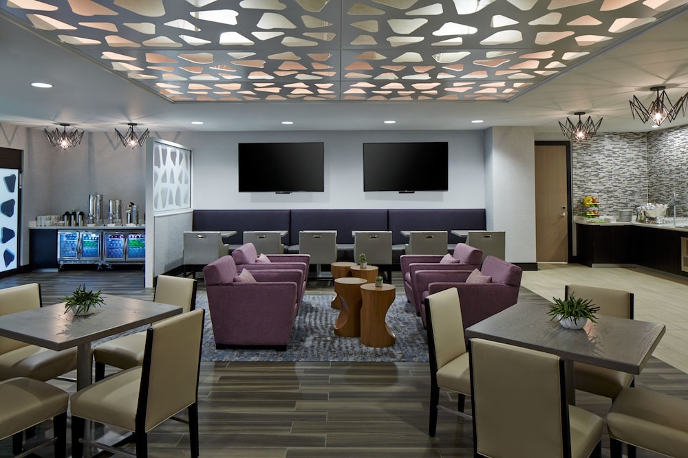 Concierge Room, Club Room, 1 King Bed with Sofa bed