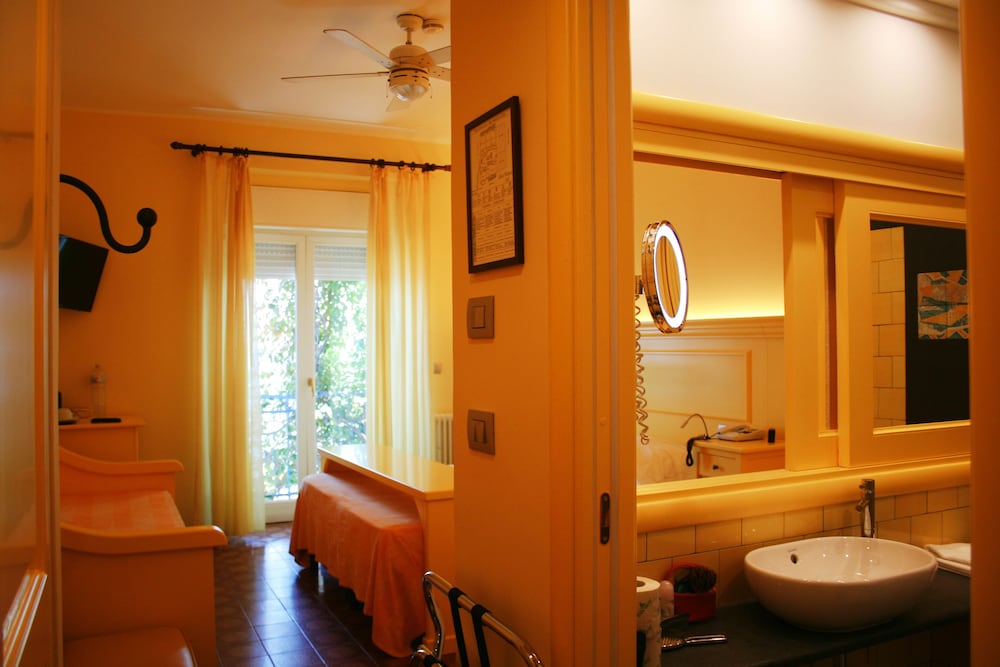 Family Quadruple Room, 1 Bedroom, Balcony, Beachfront - Photo 3