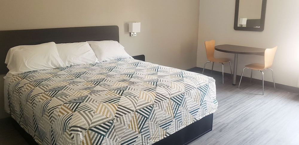 Deluxe Room, 1 King Bed, Non Smoking, Kitchenette photo 1