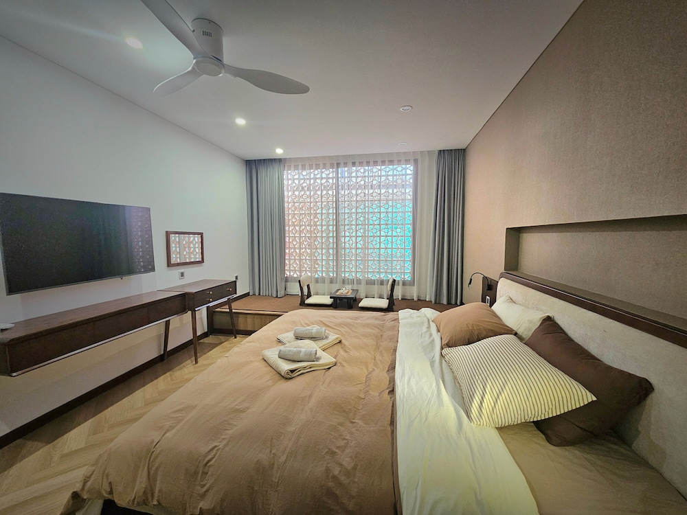 Luxury Penthouse, 2 Bedrooms, City View photo 3