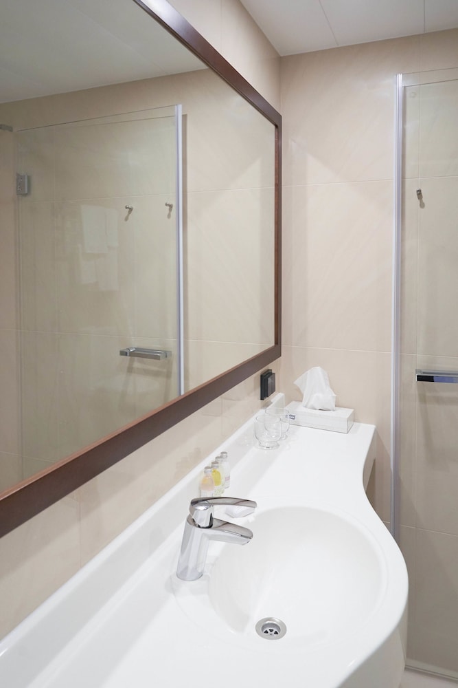 Deluxe Twin Room with Balcony - Photo 2