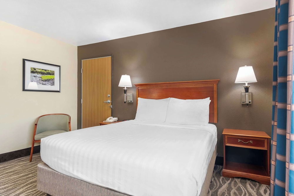 Standard Room, 1 Queen Bed, Non Smoking, Refrigerator & Microwave - Photo 2