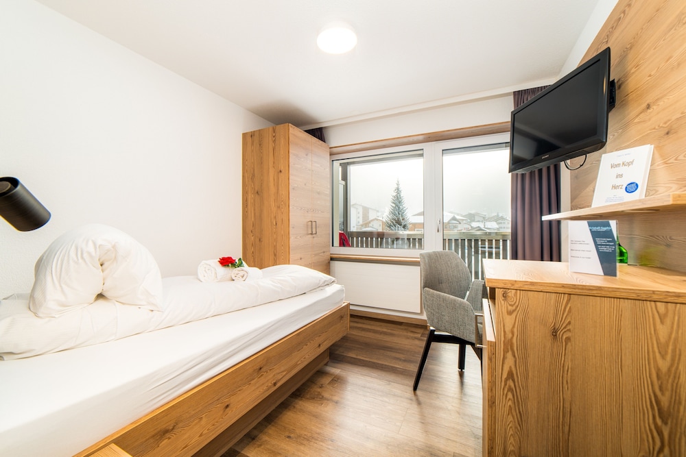 Single Room, Balcony, Mountain View photo 3