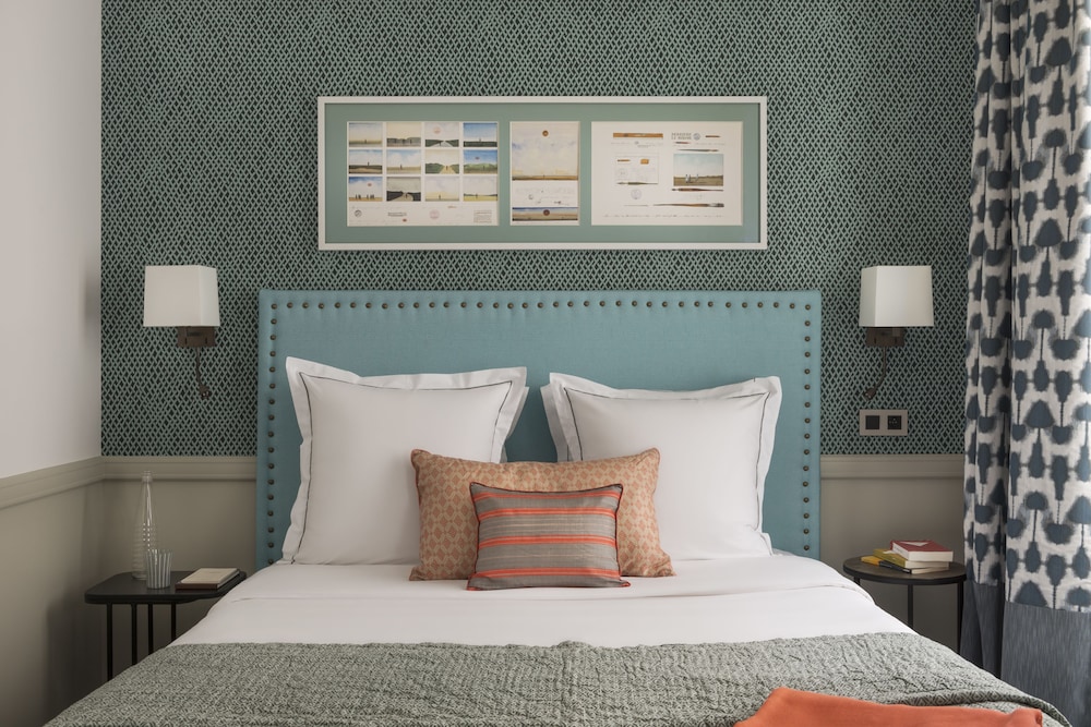 Deluxe Room thumbnail 5