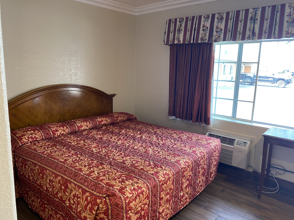 Room, 1 King Bed, Kitchen photo 3