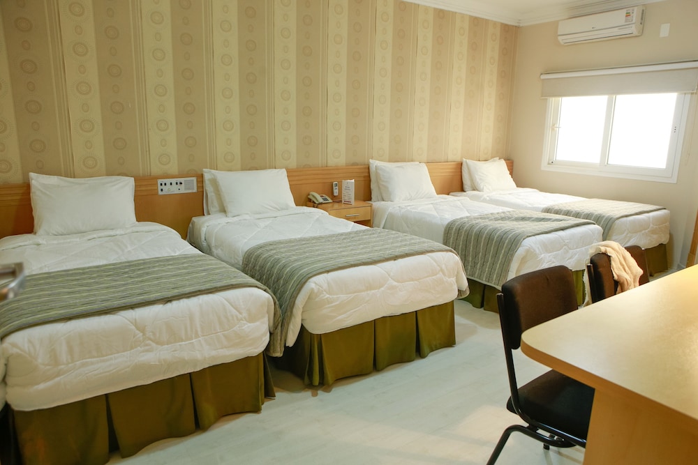 Deluxe Quadruple Room - Photo 2