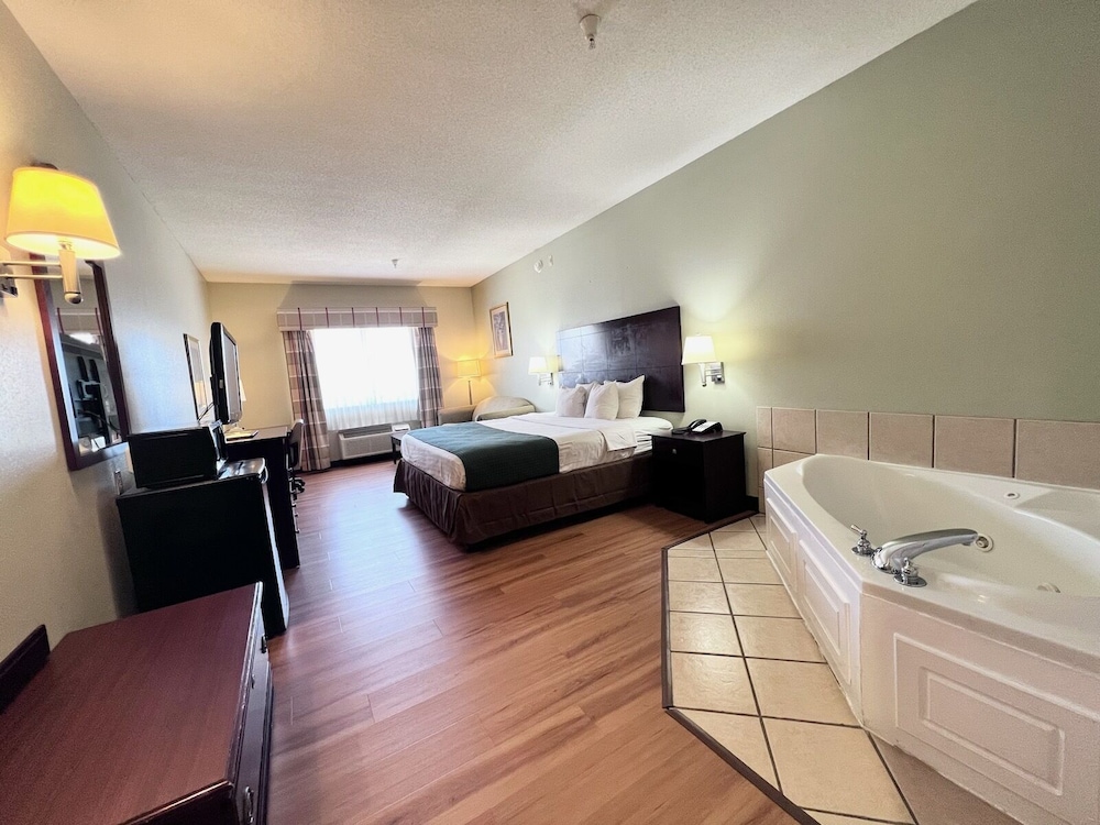 Room, 1 King Bed, Non Smoking, Jetted Tub photo 1