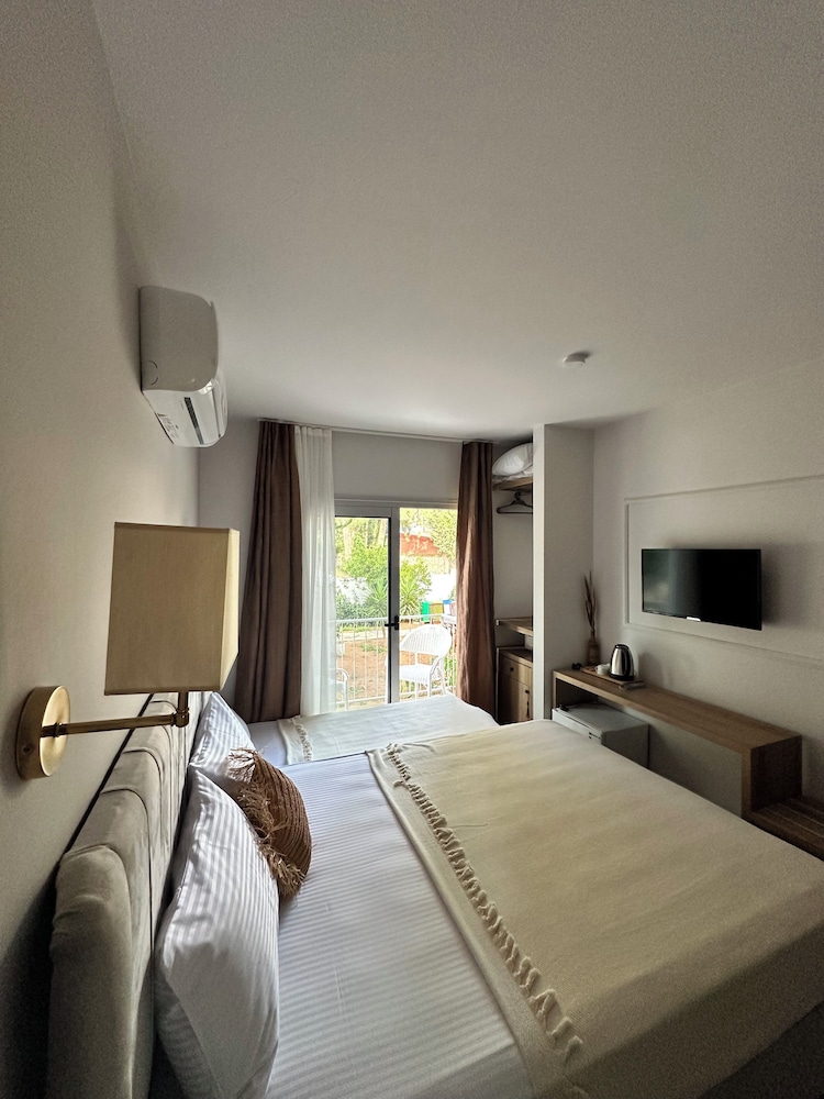 Family Double Room, Balcony, Garden View