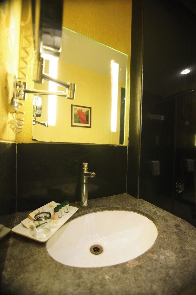 Premium Room, 1 King Bed photo 3