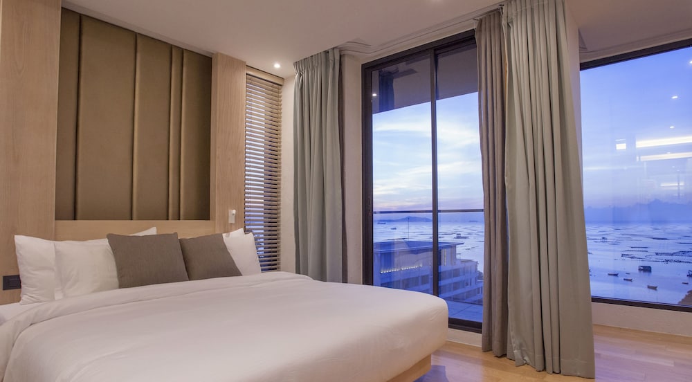 Luxury Seaview Corner Suite - 1 Bedroom