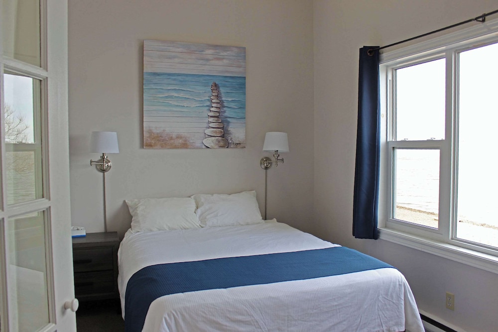 Standard Room, 1 Queen Bed with Sofa bed, Non Smoking, Fireplace (Water View)