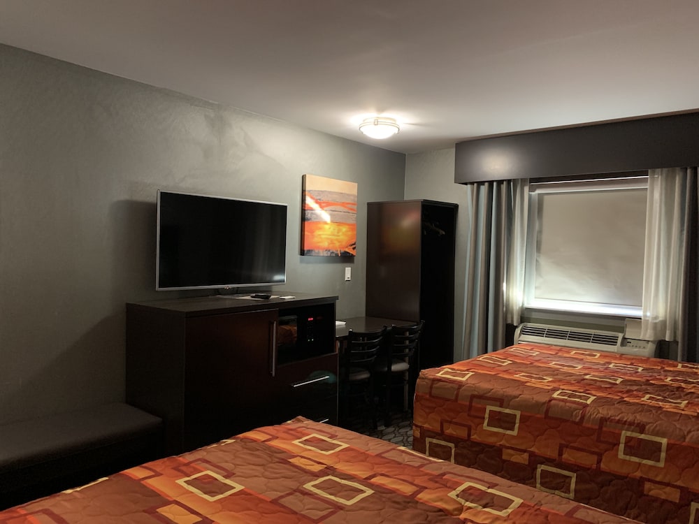 Deluxe Room, 2 Queen Beds, Smoking photo 1