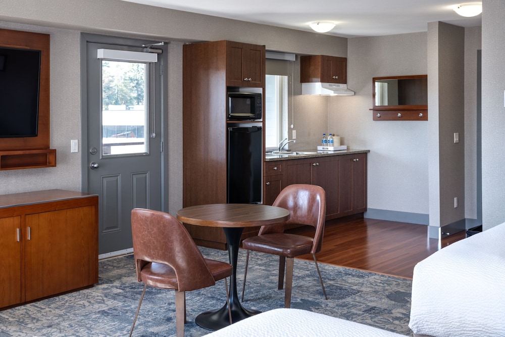 Suite, 1 Bedroom, Balcony, Corner - Photo 5