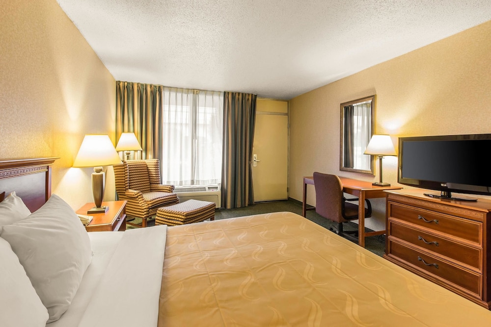 Standard Room, 1 King Bed, Non Smoking - Photo 6