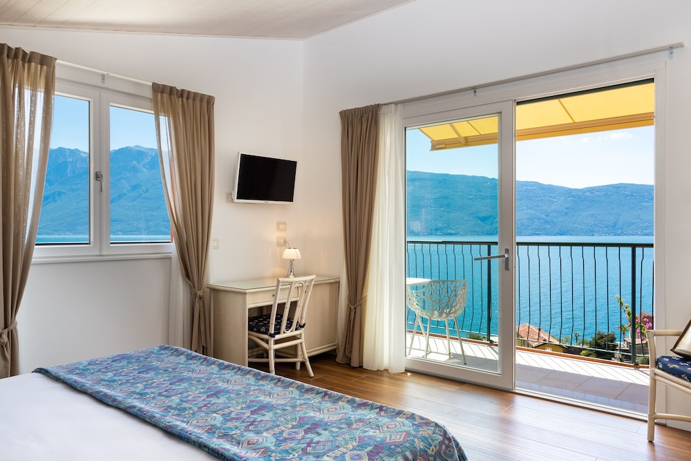 Panoramic Suite, Balcony, Lake View photo 1