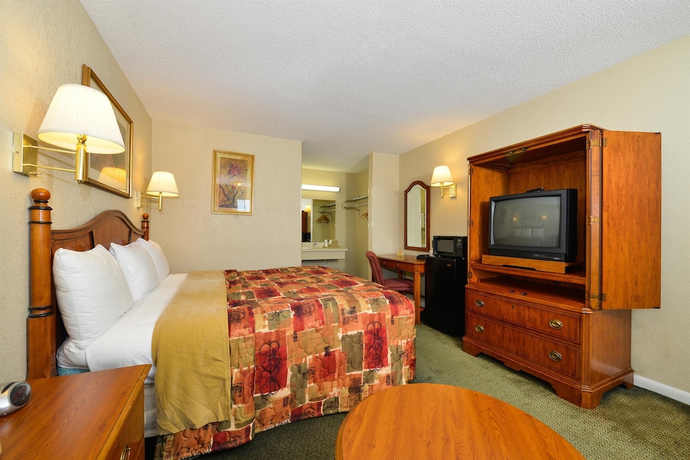 Room, 1 King Bed, Non Smoking - Photo 2