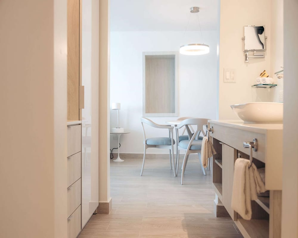 Suite, 1 Bedroom - Photo 3