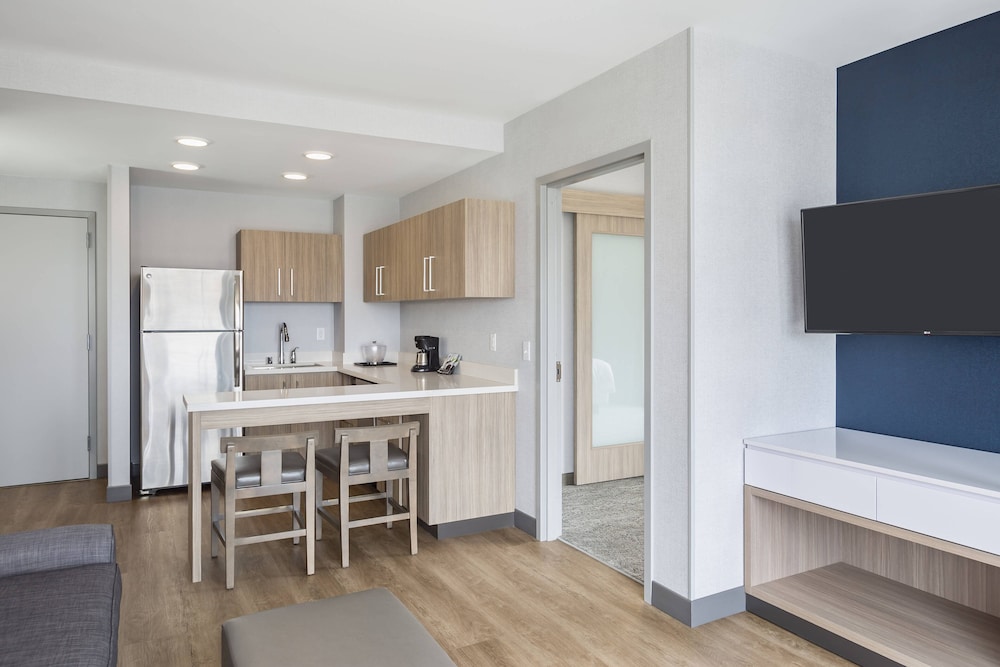 Suite, 1 Bedroom - Photo 6
