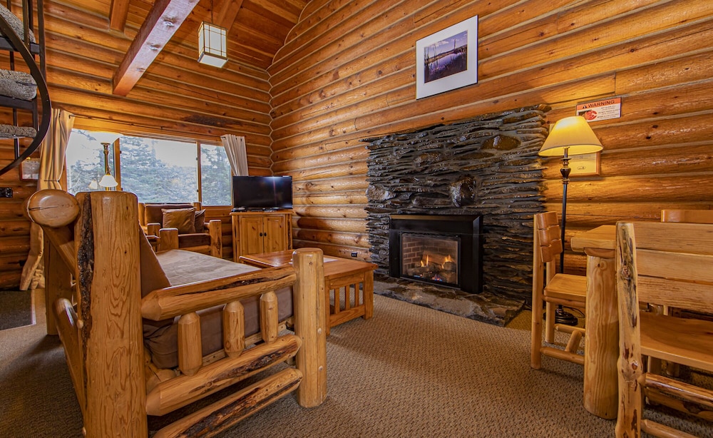 Deluxe Cabin, 2 Bedrooms, 1 Loft(Pet-Friendly) photo 1