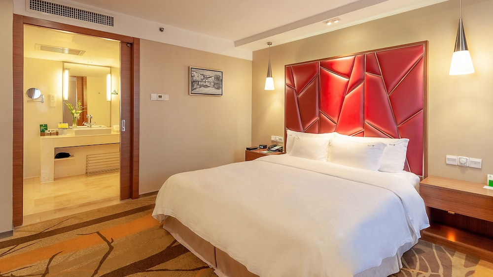 Suite, 1 King Bed, Non Smoking - Photo 5
