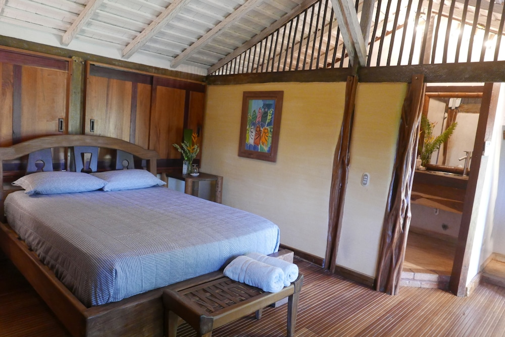 Deluxe Double Room, 1 Queen Bed, Garden View (R&J) photo 2