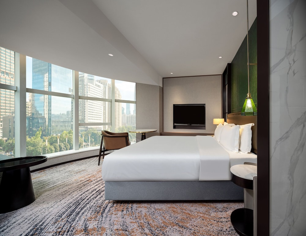 Luxury Queen Bed Room photo 1