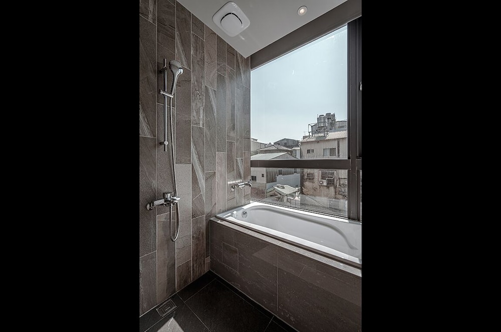 Deluxe View Room with Bathtub - Photo 5