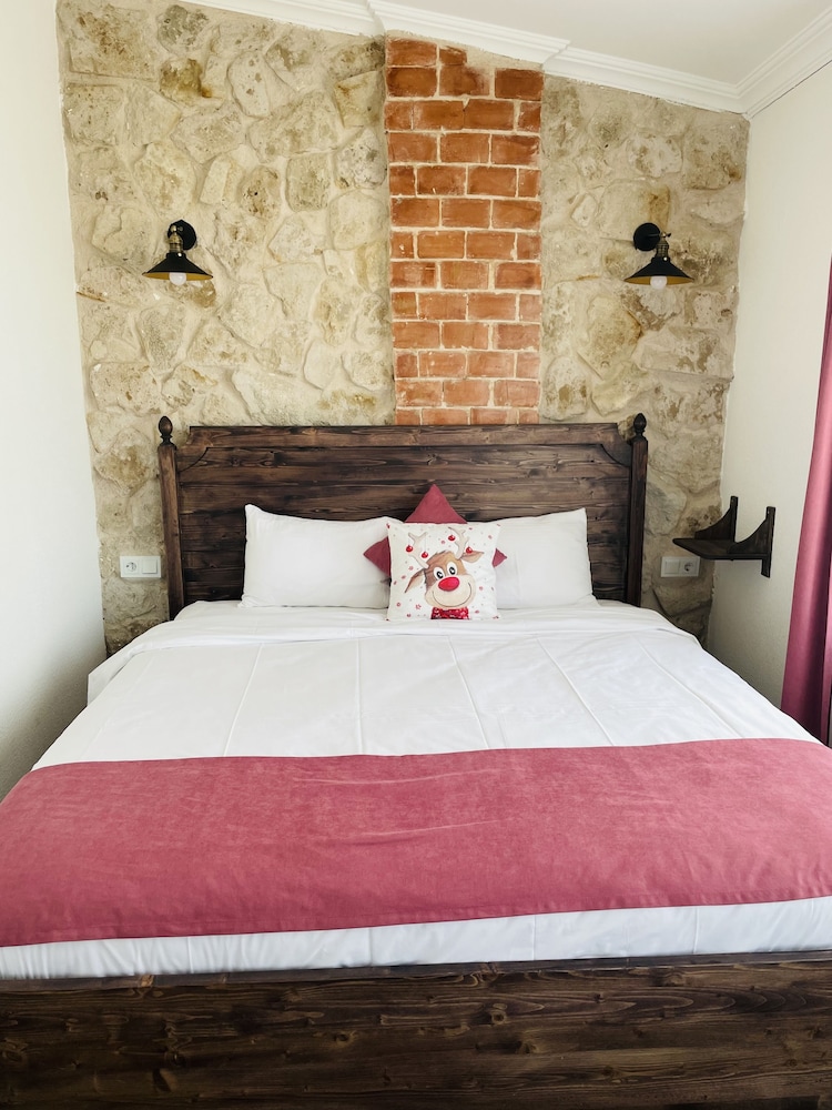 Standard Room With Balcony - Photo 2