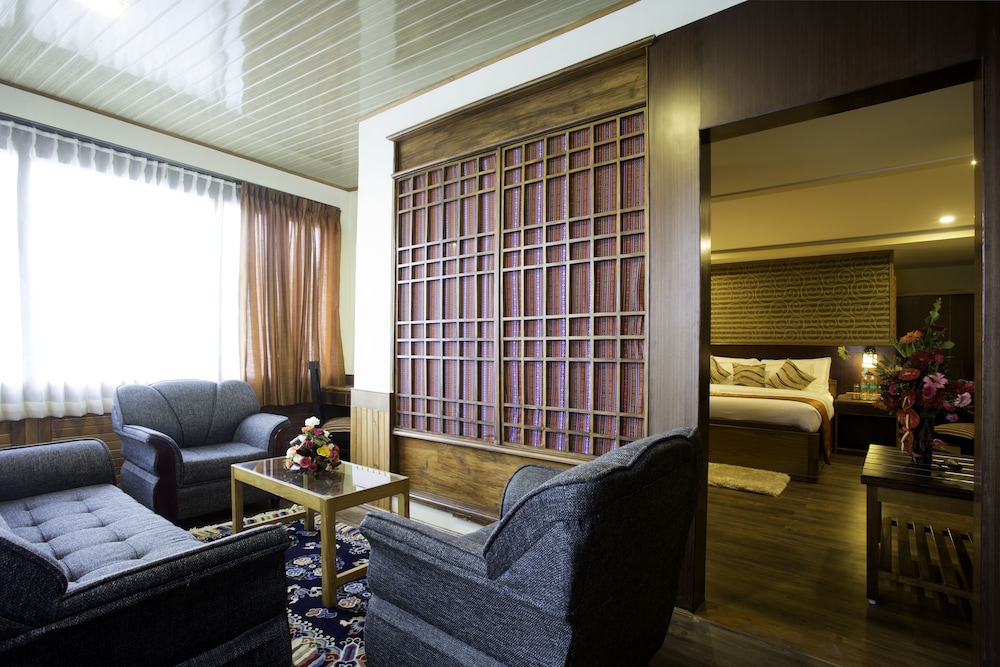 Royal Double Room, 1 King Bed, Smoking, Hill View photo 3