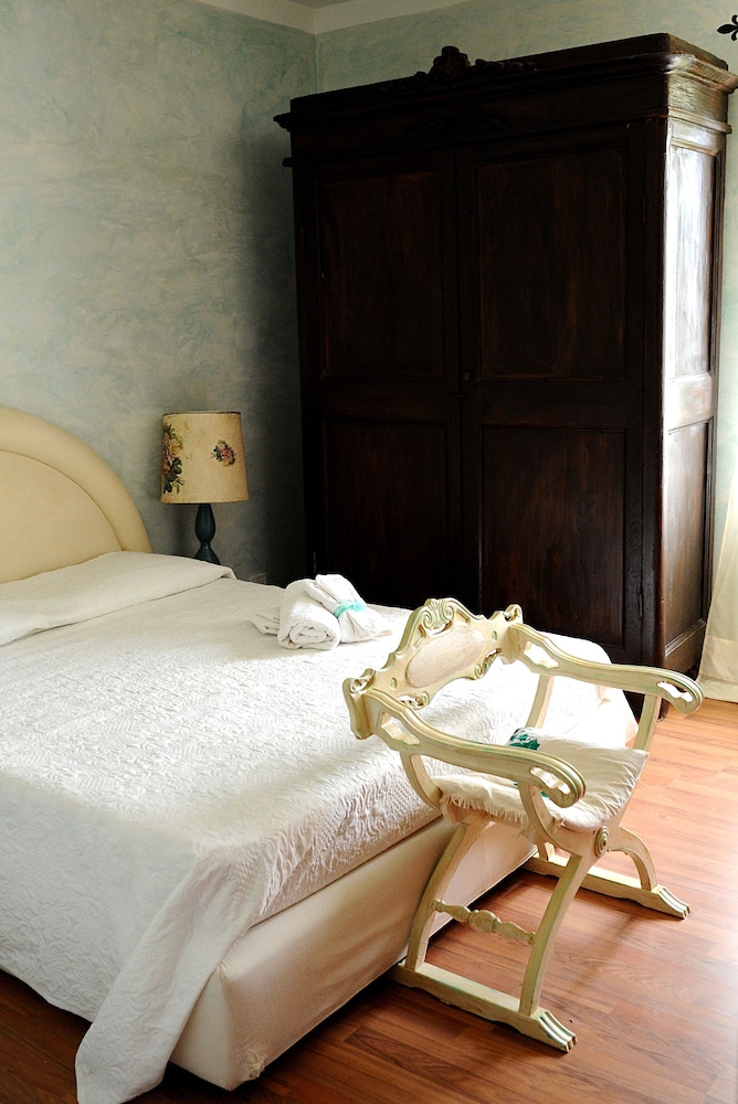 Double Room, Shared Bathroom (B)