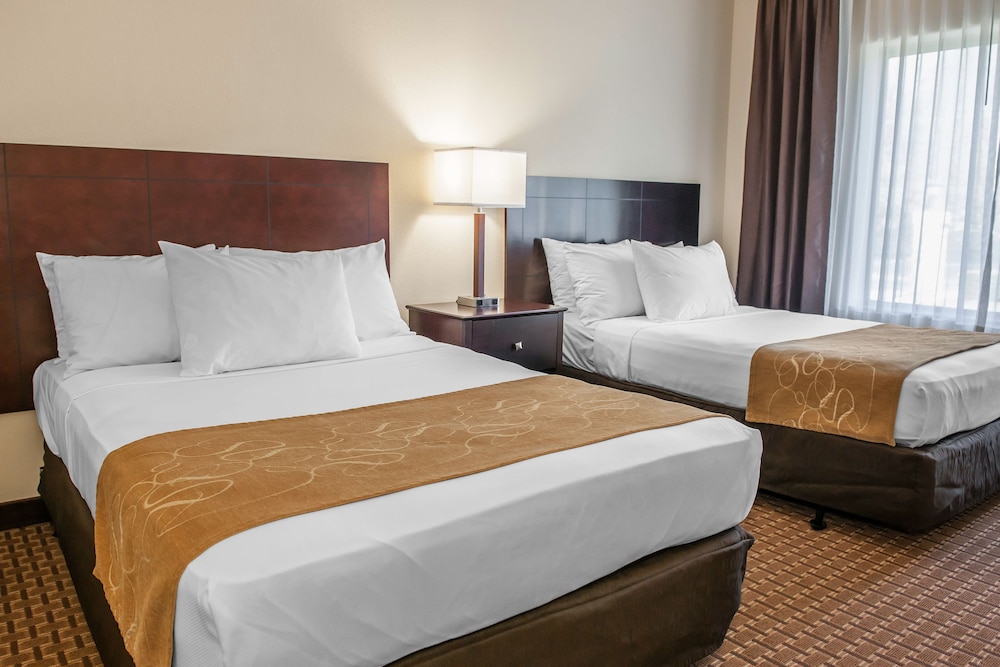 Suite, Non Smoking (2 Double Beds & 1 Sofa Bed) - Photo 2