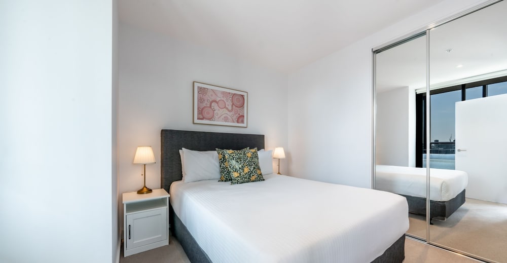 Sky High 3 Bedroom 2 Bathroom Apartment with Stadium & Harbour Views - Photo 3