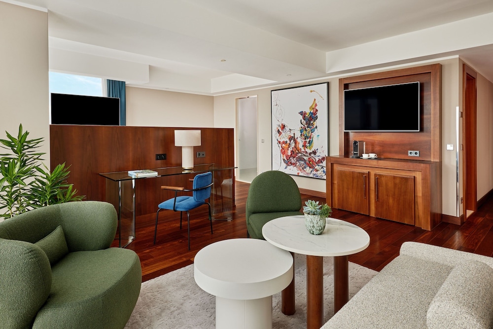 Panoramic Suite, 1 King Bed - Photo 6