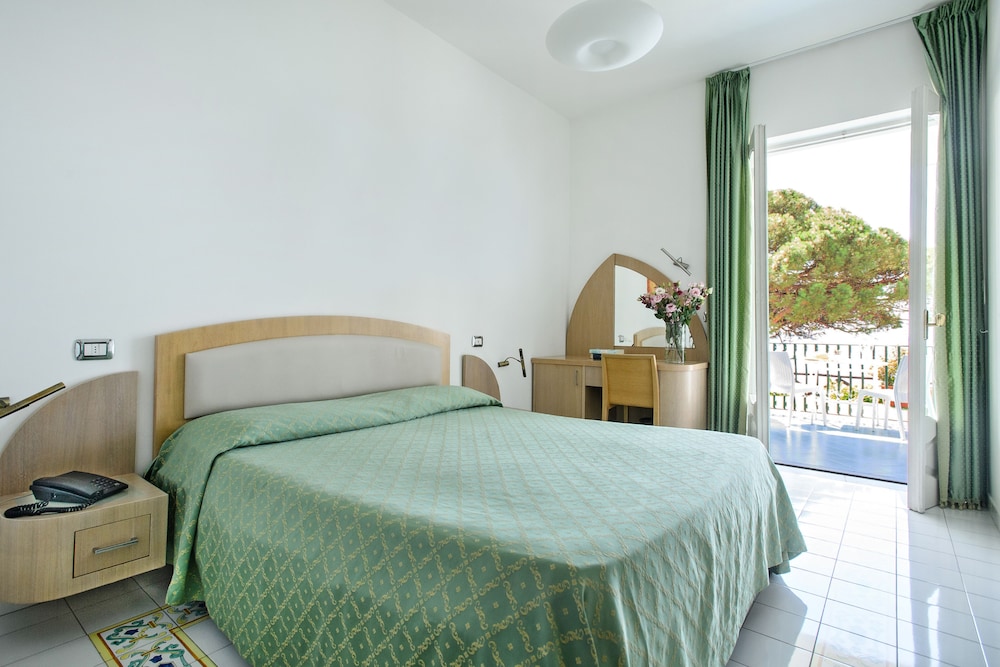 Classic Double Room, 1 Queen Bed, Balcony, Sea View photo 2