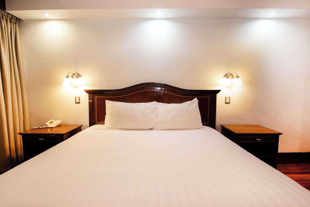 Standard Room, 1 King Bed, Non Smoking - Photo 2