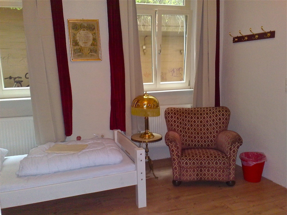 Shared Dormitory, Mixed Dorm (5 bed dorm) photo 3