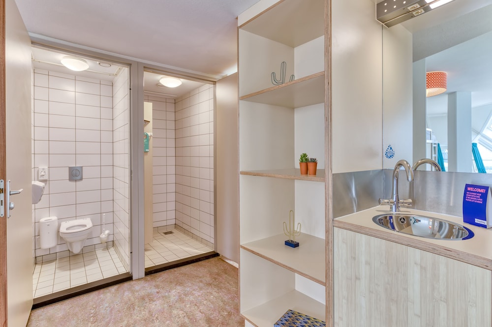 Basic Twin Room, Private Bathroom (Bunk beds) photo 2