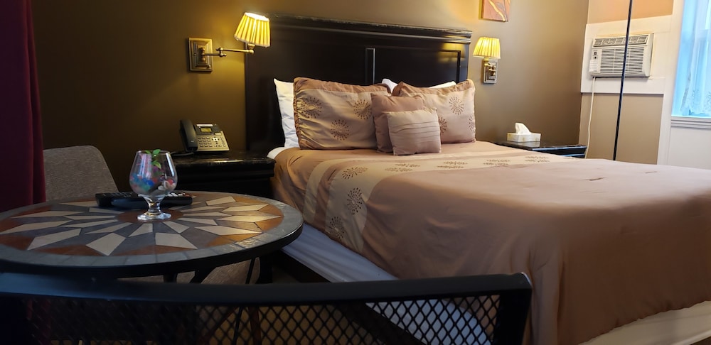 Standard Room, 1 Queen Bed photo 2