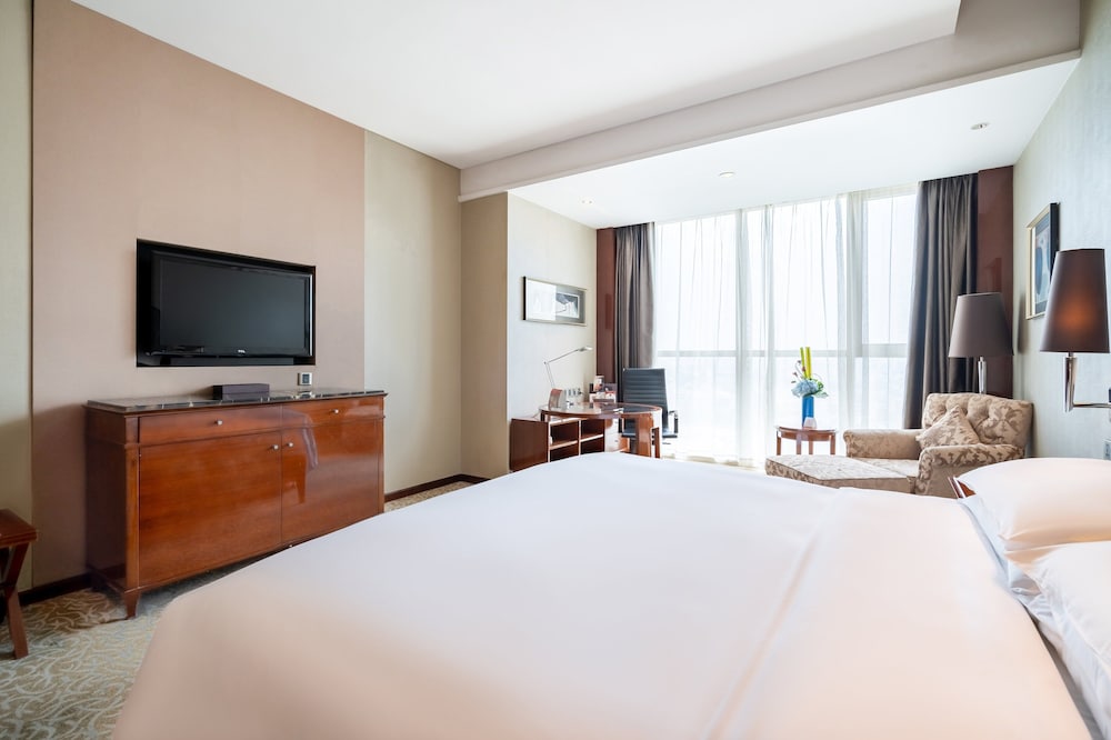 Premium Room, 1 King Bed photo 3