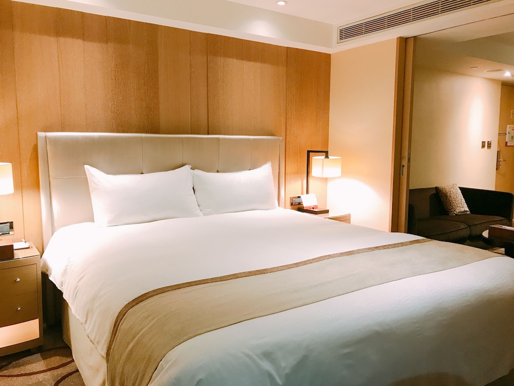 Deluxe Suite King Room photo 2