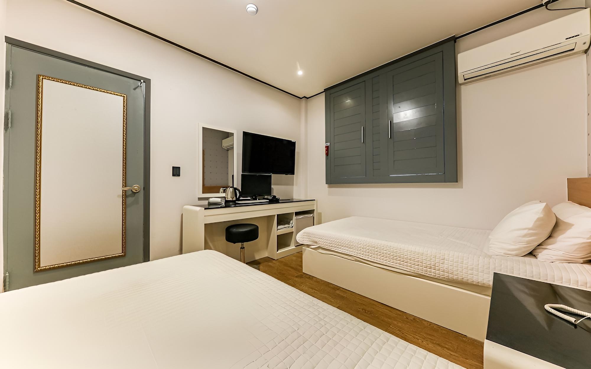 Room (Twin) photo 2