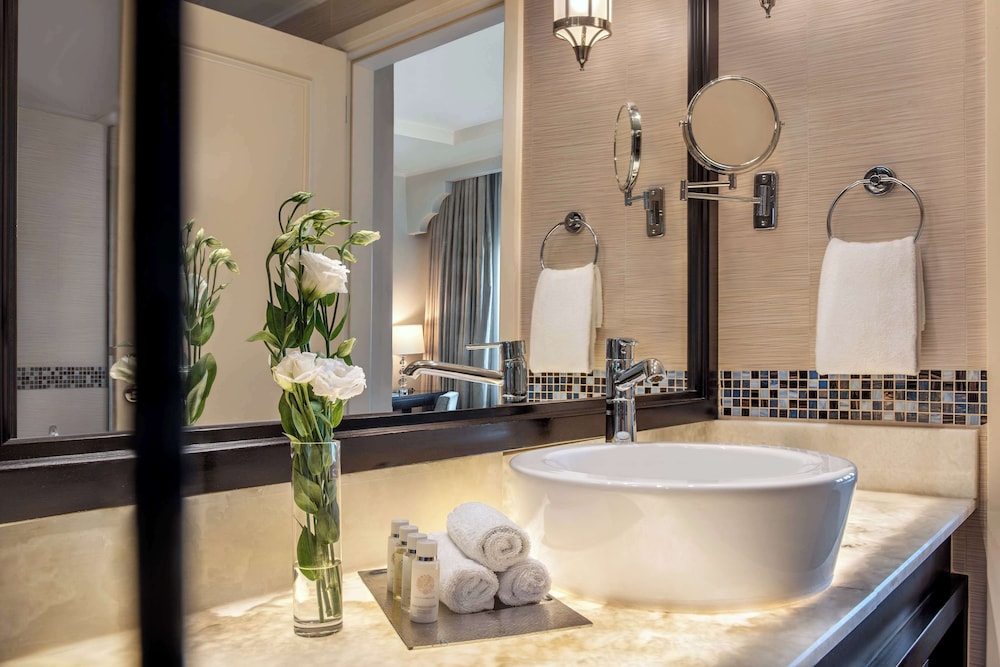 Executive Room, Evening Drinks & Canapes Section, Free Shuttle To Public Beach - Photo 3
