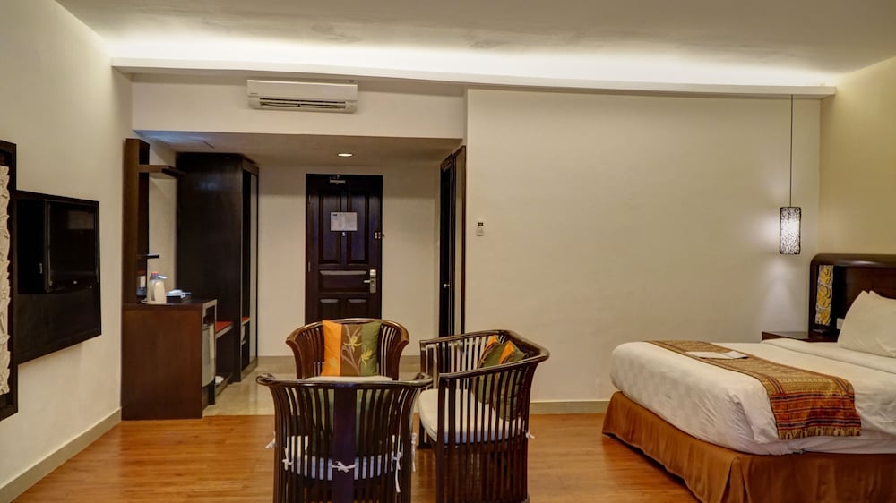 Junior Suite, 1 King Bed, Non Smoking, Garden View photo 3