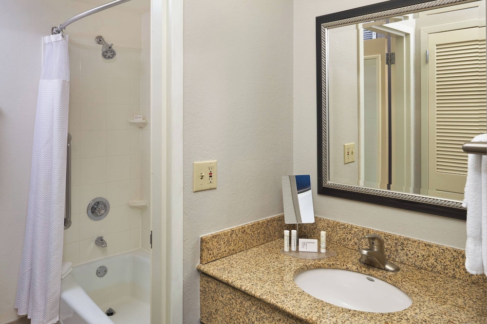 Room, 1 King Bed (Hearing Accessible) - Photo 8